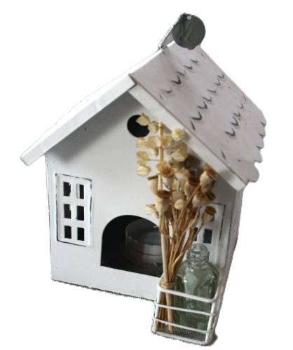 Metallhaus mit kleiner Vase