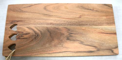 Schneidebrett mit ausgeschnittenen Herzen