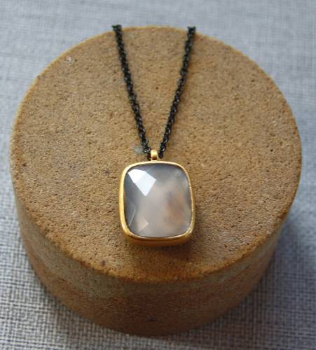 Schwarz Rhodinierte Kette mit grauen braunen Agate-Hämatit von Sence Copenhagen