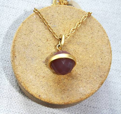 Lange Kette mit Glaskugel, geschliffen, lila