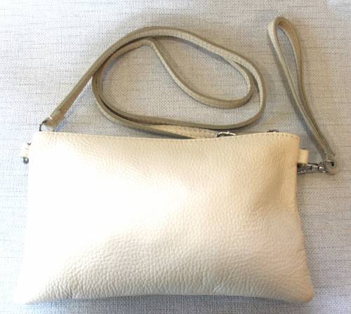 Kleine Ledertasche, von Umjubelt, cremefarben, mit Crossbody-Riemen und Handriemen