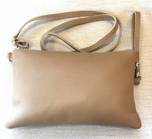 Kleine Ledertasche, schlammfarben mit Crossbody-Riemen und Handriemen, von Umjubelt