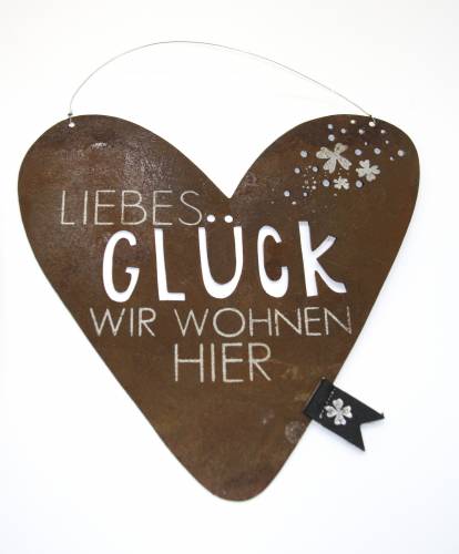 Rostiges Herzschild: Liebes Glück wir wohnen hier