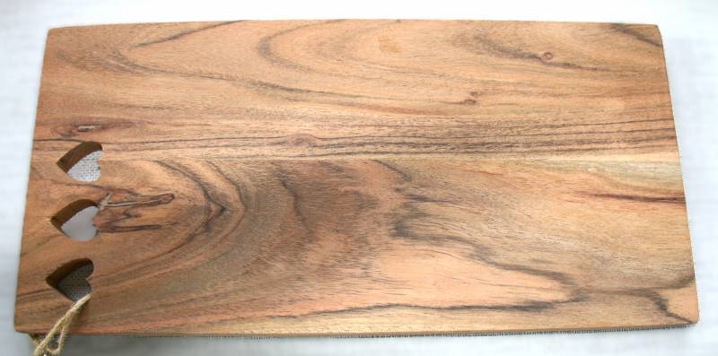 Schneidebrett mit ausgeschnittenen Herzen