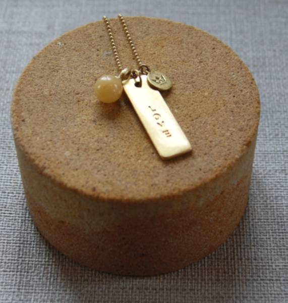 Kugelkette mit Yellow-Aventurin und Liebesanhänger von Sence Copenhagen