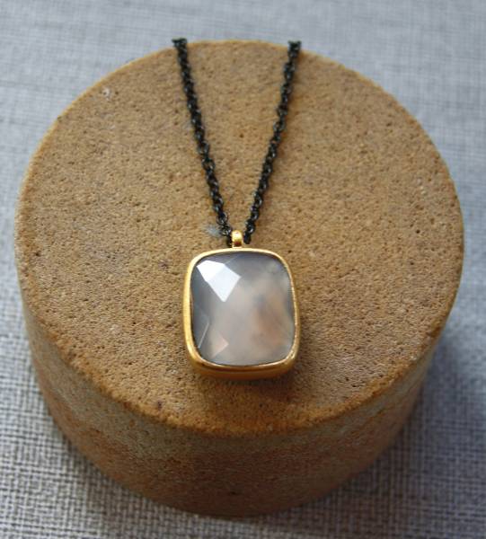 Schwarz Rhodinierte Kette mit grauen braunen Agate-Hämatit von Sence Copenhagen