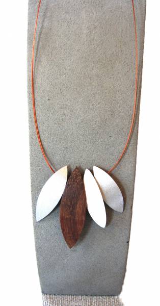 Collier mit Blättern aus unterschiedlichen Materialien