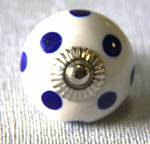 Knauf weiss mit blauen Tupfen, Gisela Graham