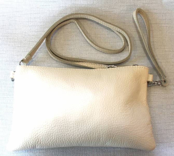 Kleine Ledertasche, von Umjubelt, cremefarben, mit Crossbody-Riemen und Handriemen