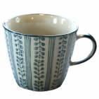 Tasse mit hellgrauen Blütenranken